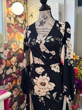 Black Floral Long-Sleeve Wrap Dress with Cream Blooms
♥️🛍️